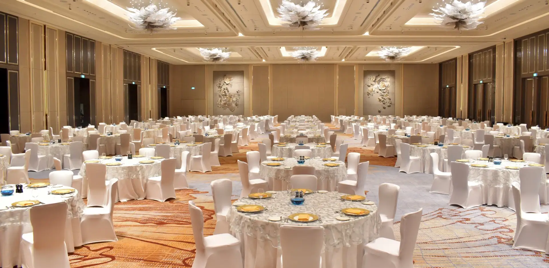 Shangri-La Colombo ballroom stage and seating for conferences