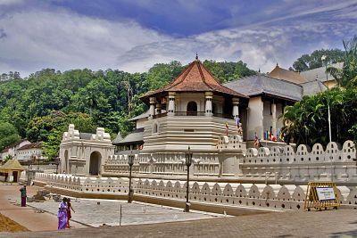 Il Tempio del Dente e il padiglione ottagonale Paththirippuwa a Kandy Sri Lanka