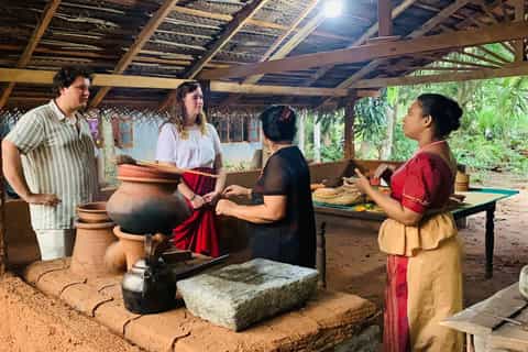 Cucina tradizionale in recipienti di terracotta e pranzo servito su una foglia di loto durante una visita a un villaggio rurale dello Sri Lanka