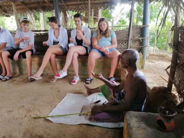 Dimostrazione della lavorazione della cannella durante un safari in barca sul fiume Madu Ganga