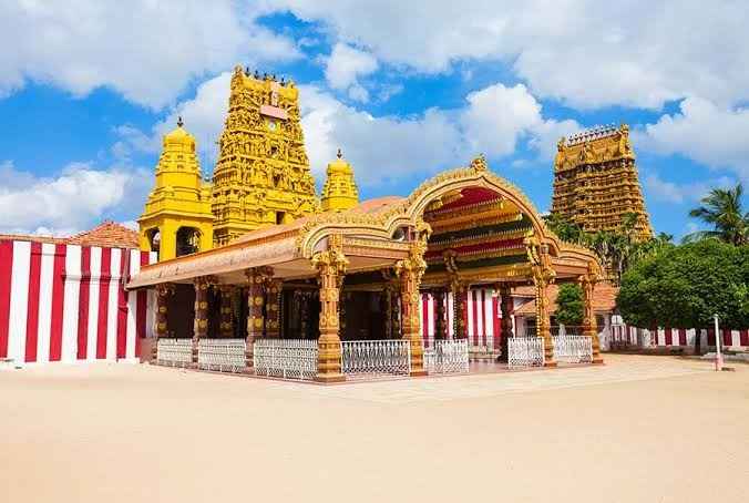 La monumentale torre gopuram dorata dell’ingresso del Nallur Kandaswamy Kovil a Jaffna, Sri Lanka