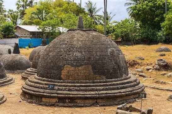 Antichi piccoli stupa in pietra corallina presso il tempio buddhista di Kadurugoda a Kandarodai, Jaffna