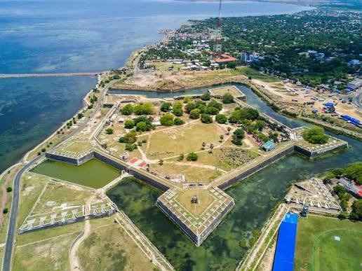 Mura e bastioni coloniali in pietra corallina del Forte Olandese di Jaffna affacciati sulla tranquilla laguna