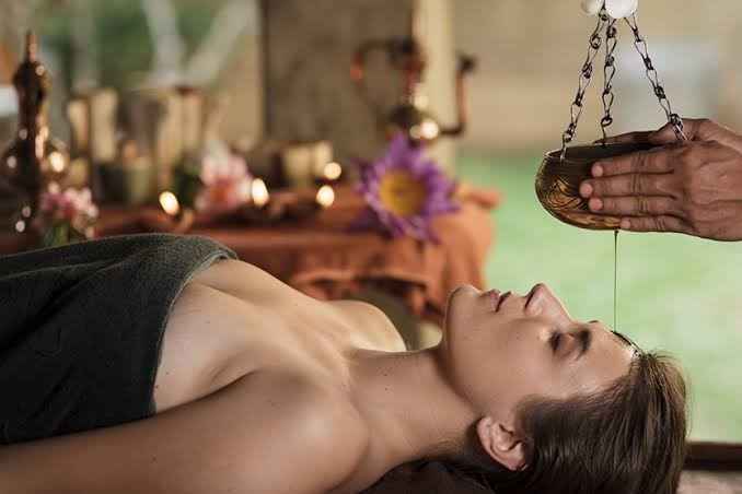 Ayurveda in Sri Lanka - trattamento Shirodhara con olio alle erbe in un ritiro benessere