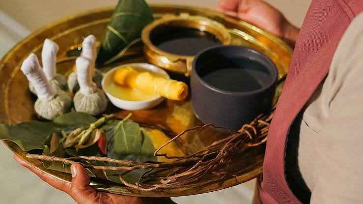 Ayurveda in Sri Lanka - oli botanici freschi e preparazioni erboristiche tradizionali