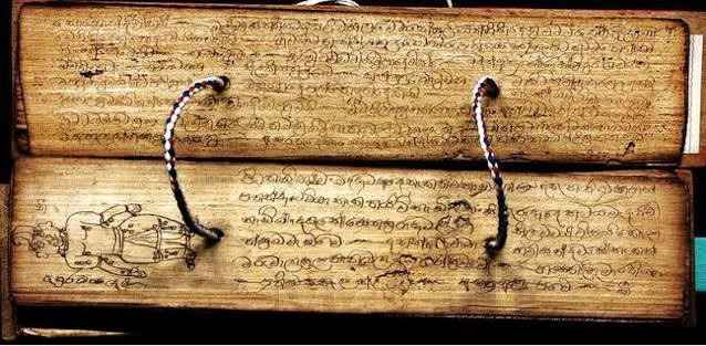Dimostrazione della scrittura tradizionale su foglie di palma Ola al Tempio di Aluvihare