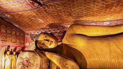 Statua del Buddha sdraiato e affreschi dell'epoca kandiana nella grotta del Tempio di Aluvihare
