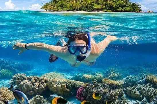 Acque turchesi cristalline e barriere coralline intorno a Pigeon Island a Trincomalee Sri Lanka