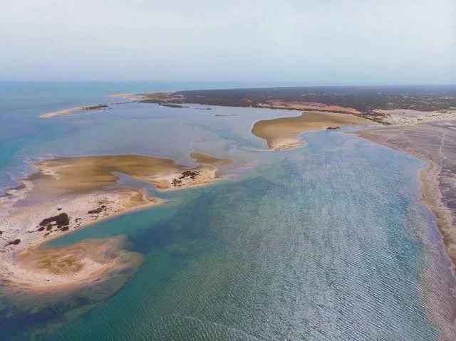 Vista aerea dei banchi di sabbia del Ponte di Rama nelle acque turchesi di Mannar, Sri Lanka