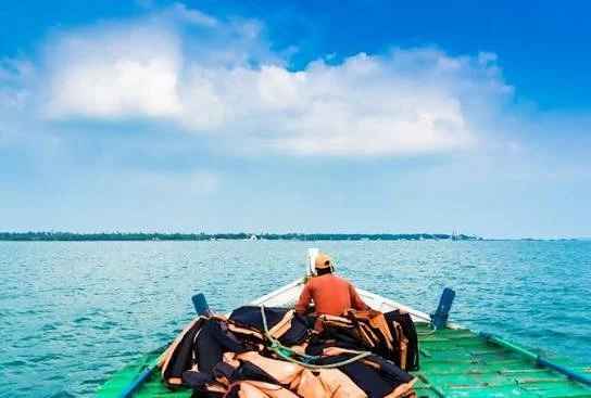 Tourist boat excursion cruising near sand shoals at the Park of Adam's Bridge