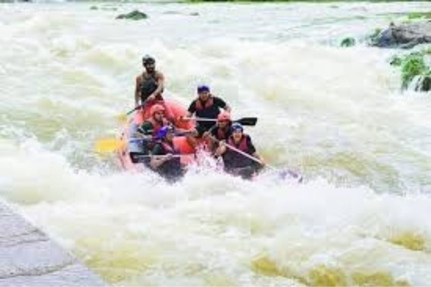 Adventurers enjoying confidence jumps and canyoning during rafting in Kitulgala