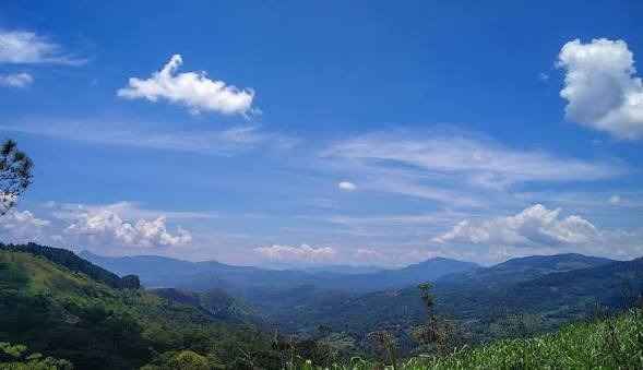 Panorama delle verdi montagne di Hantana vicino a Kandy, Sri Lanka