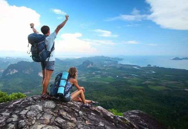 Escursionisti lungo il crinale dei Monti Hantana con vista panoramica su Kandy