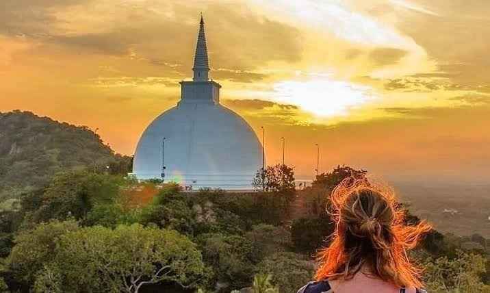 Vista panoramica di Mihintale Sri Lanka con antichi stupa e vetta in granito