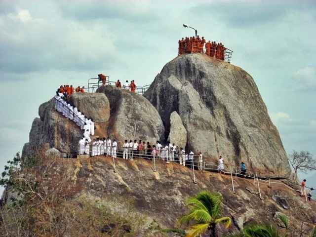 Pellegrini che salgono sulla sacra roccia di Aradhana Gala a Mihintale Sri Lanka