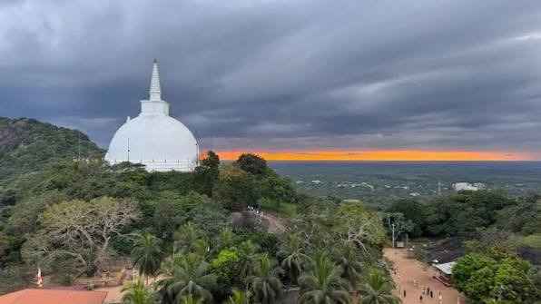 Tramonto sul maestoso stupa bianco di Mihintale Sri Lanka