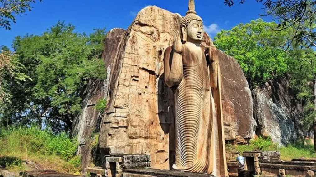 Vista completa della maestosa antica Statua del Buddha di Aukana scolpita nella roccia granitica in Sri Lanka
