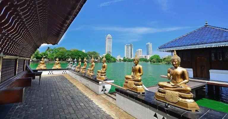 Esterno del Tempio Gangaramaya e cortile dello stupa a Colombo, Sri Lanka