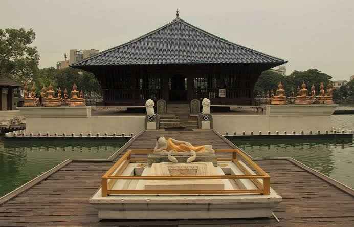 Padiglione galleggiante Seema Malaka sul Lago Beira collegato al Tempio Gangaramaya