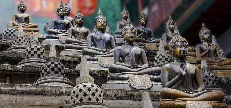 Collezioni di antichità e statue buddiste all'interno del museo del Tempio Gangaramaya
