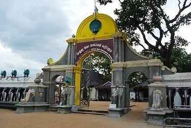 Pellegrini riuniti nel cortile del Ruhunu Maha Kataragama Devalaya a Kataragama Sri Lanka