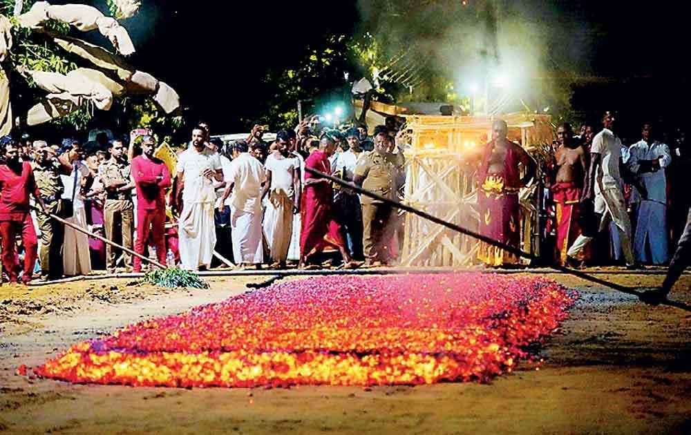 Devoti che camminano sul fuoco durante il Kataragama Esala Perahera in Sri Lanka