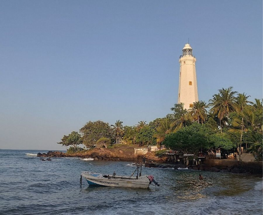Tramonto dorato sul Faro di Dondra sulla costa meridionale dello Sri Lanka