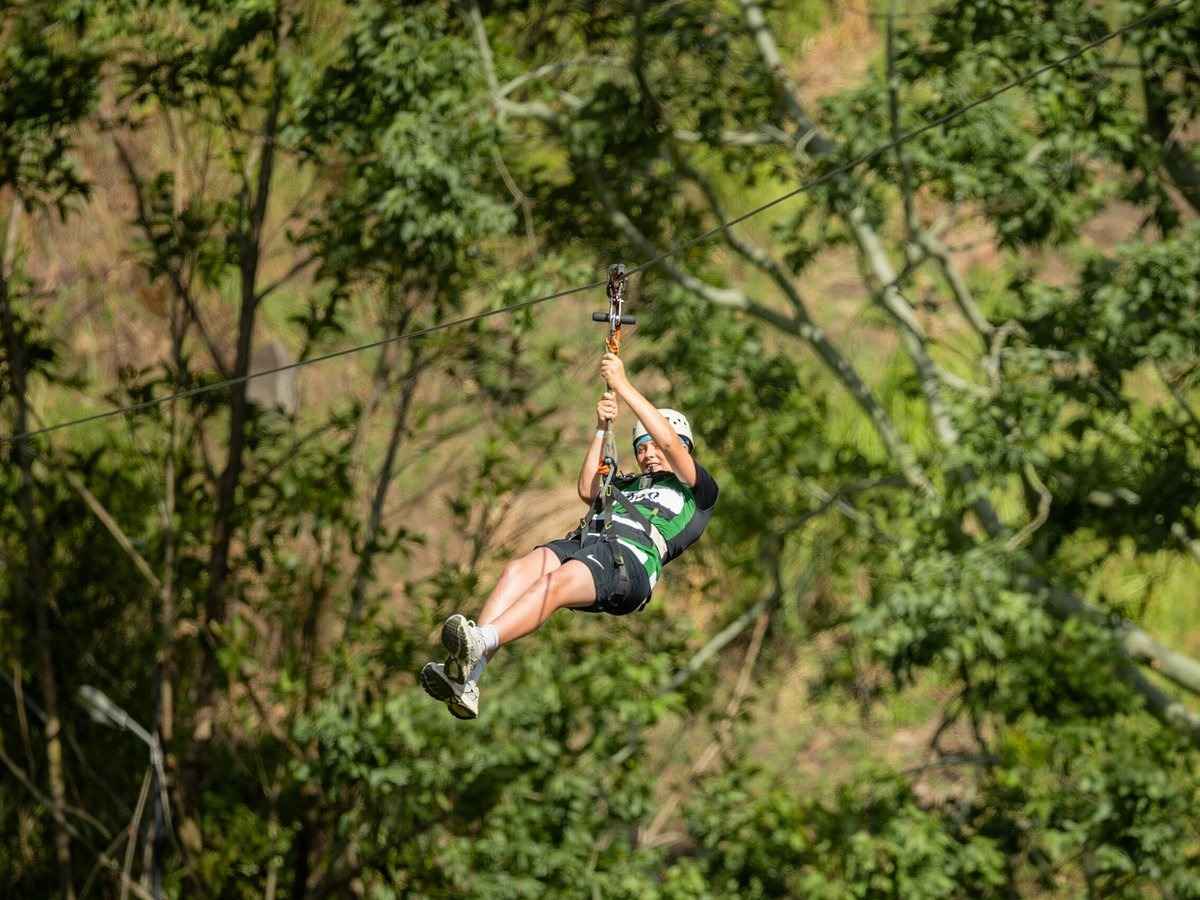 Flying Ravana Mega Zipline a Ella in Sri Lanka sopra le verdi piantagioni di tè