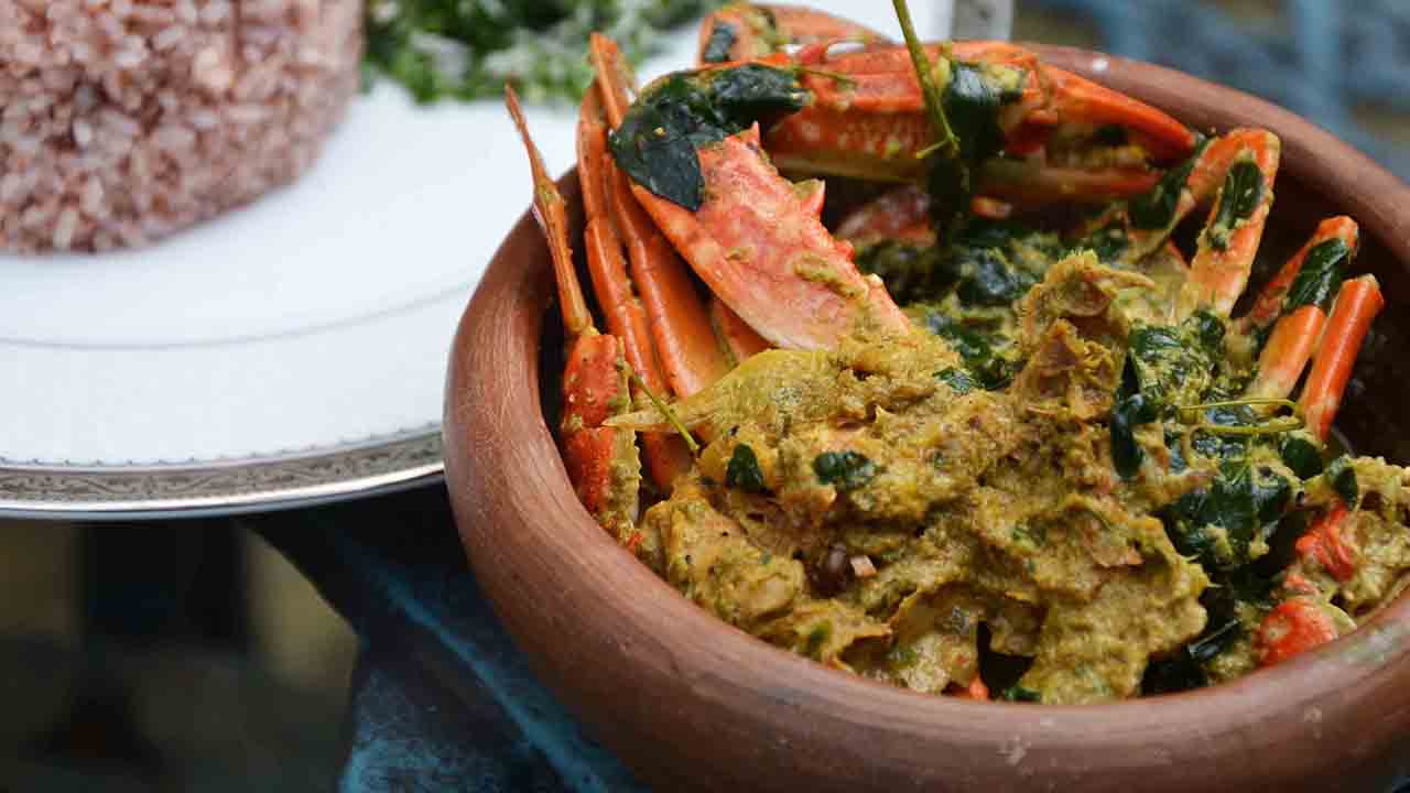 Tradizionale curry di granchio piccante di Jaffna preparato con spezie tostate e latte di cocco fresco