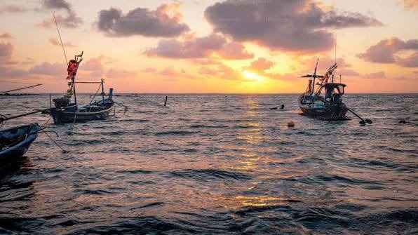 Barca da pesca sportiva d'altura in partenza all'alba nelle acque dell'Oceano Indiano in Sri Lanka