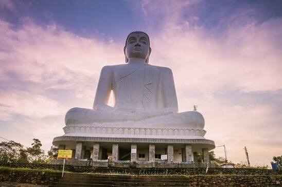 La statua del Buddha sulla roccia di Ethagala a Kurunegala