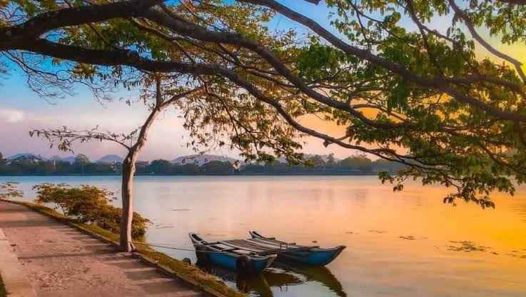 Il tranquillo Lago di Kurunegala al tramonto